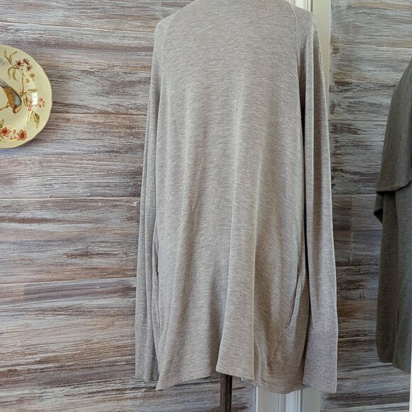 Lilly Pulitzer Womens Gray Sweater Cardigan Large L with Pockets and Thumb Holes - Picture 8 of 11